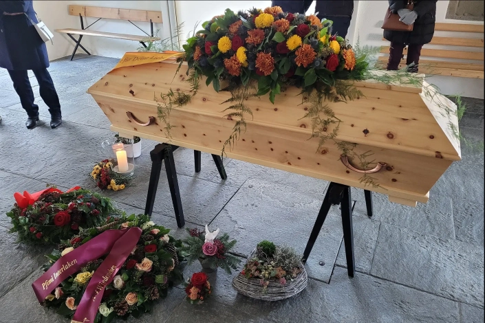 Arvenholzsarg mit Sargbouquet