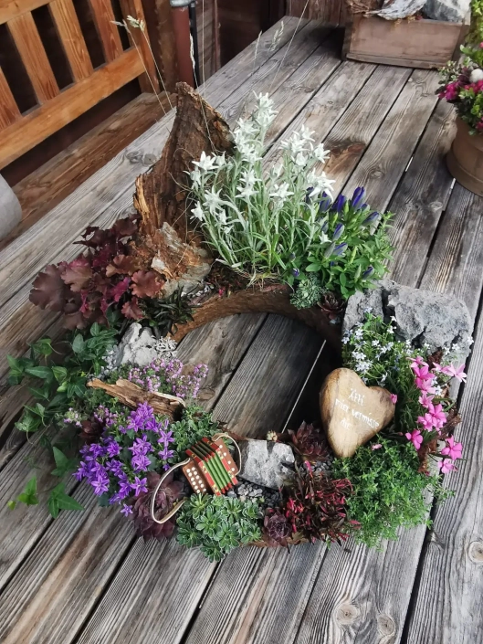 Dekor mit Bergflor
