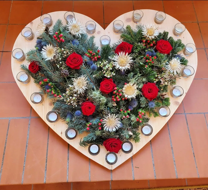 Lichterherz mit Trockenblumen